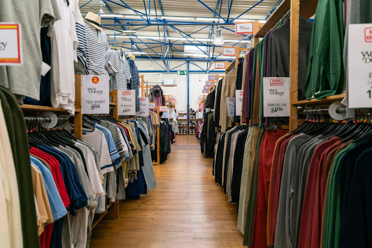 Magasin Au Fil des Marques : allée de tee-shirts et pantalons de marque