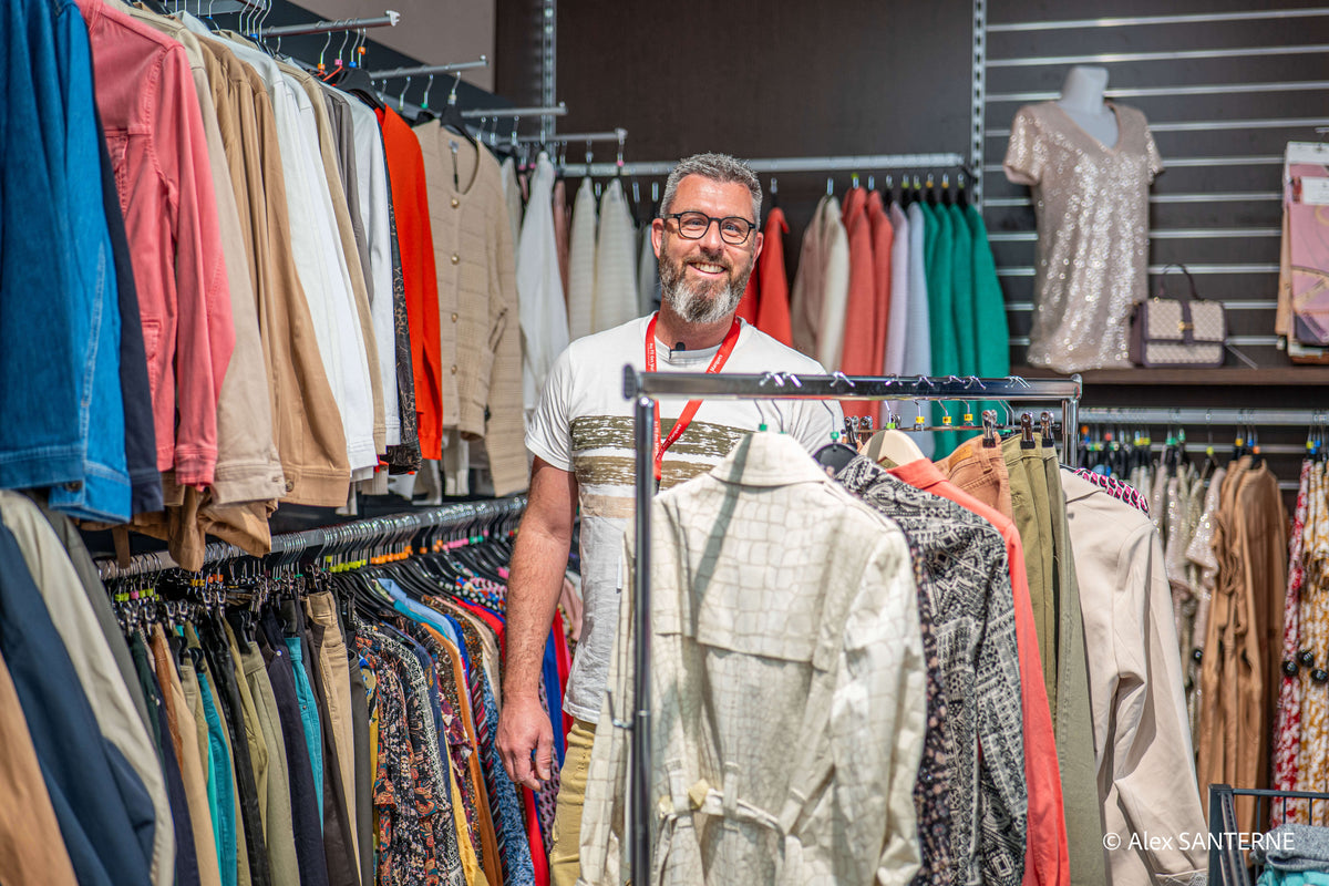 Collaborateur Au Fil des Marques présentant une veste en rayon