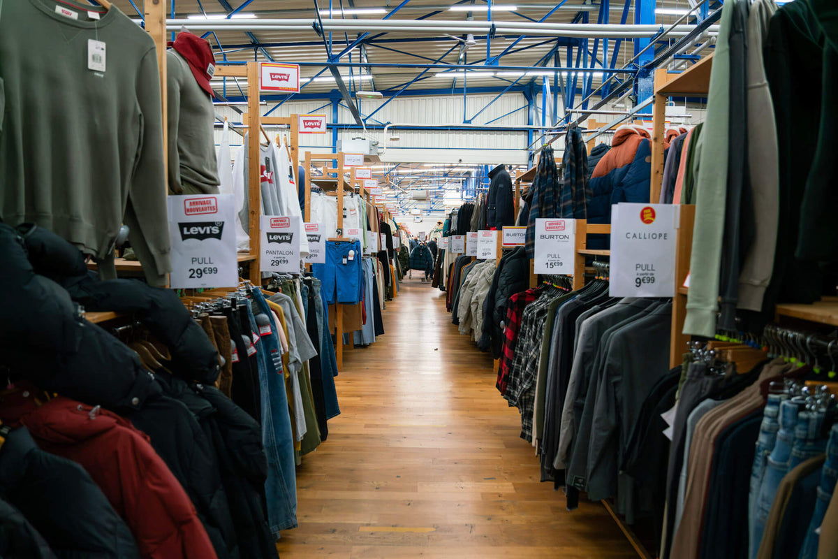 Magasin Au Fil des Marques : allée de pulls, vestes et jeans