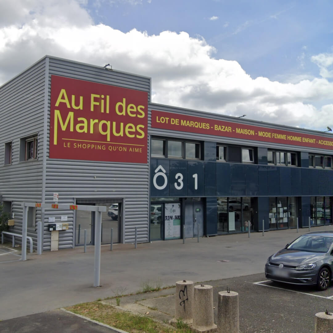 Magasin Au Fil des Marques d'Aucamville : façade et parking