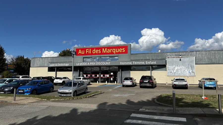 Magasin Au Fil des Marques d'Orgeval : façade et parking