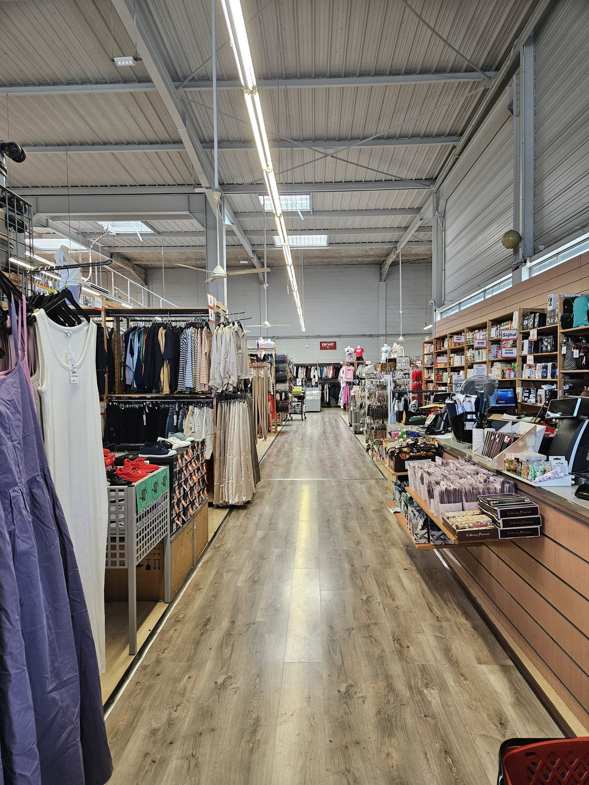 Magasin Au Fil des Marques de Chennevières-sur-Marne : allée centrale