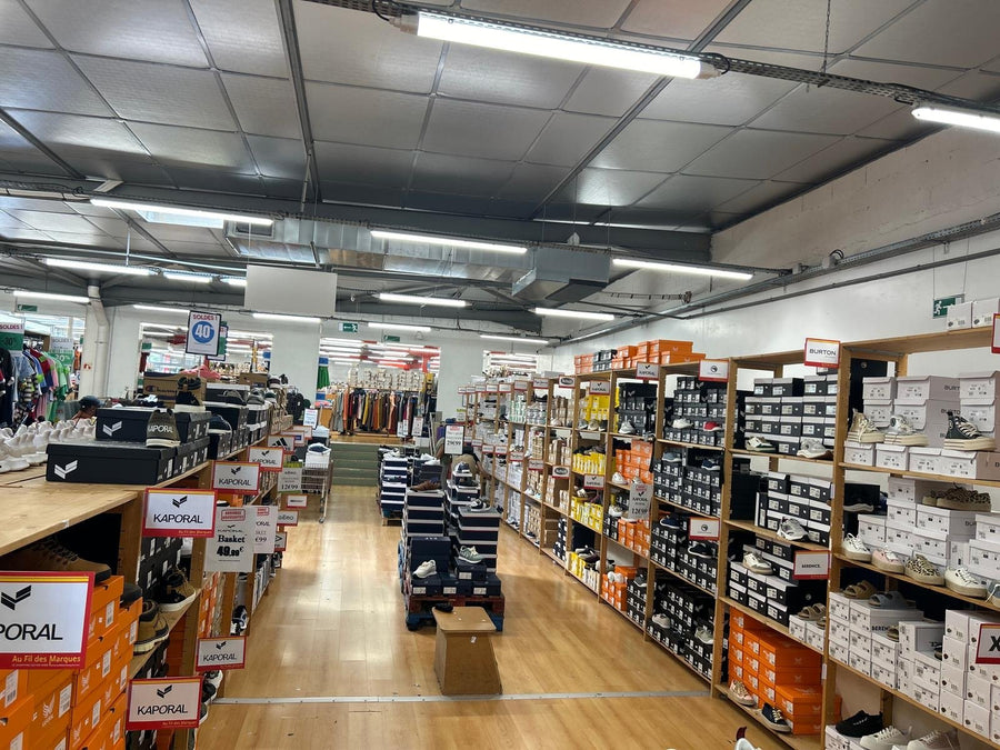 Magasin Au Fil des Marques de Coignières : allée du rayon chaussures