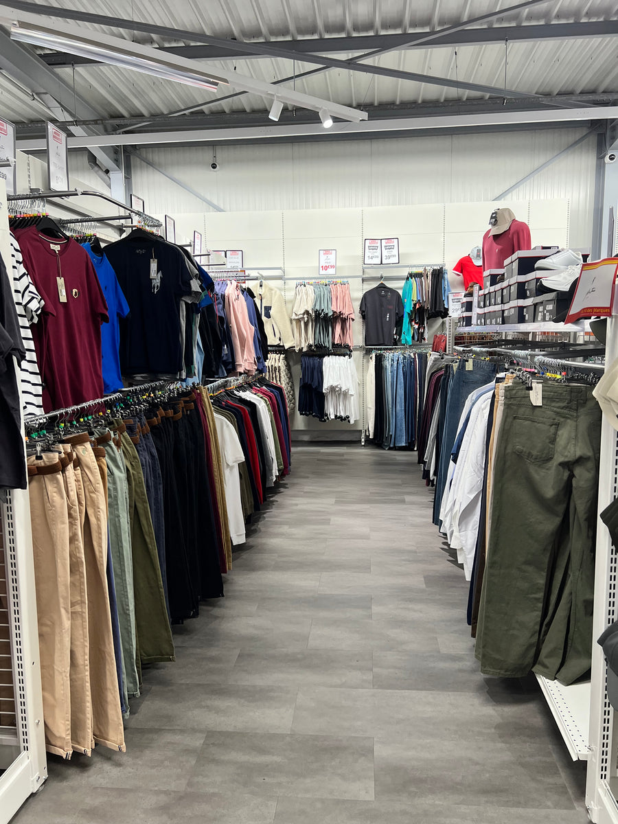 Magasin Au Fil des Marques de Fouesnant : allée du rayon homme