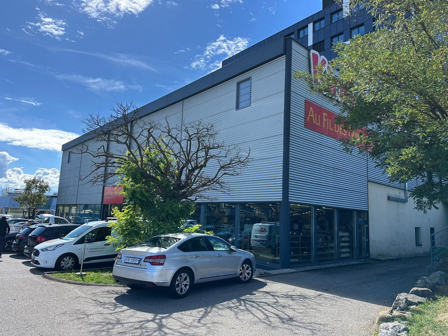 Magasin Au Fil des Marques de Granges-Paccot : façade et parking