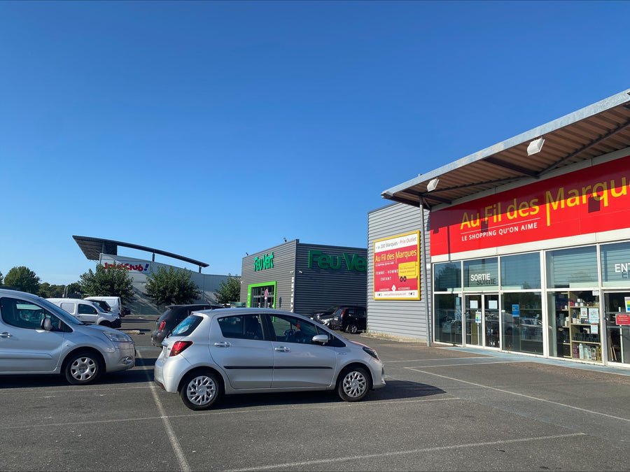 Magasin Au Fil des Marques de La Teste-de-Buch : façade et parking