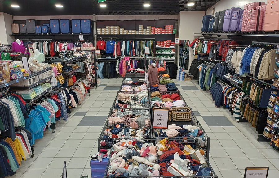 Magasin Au Fil des Marques de Luçon : vue d'ensemble du rayon textile