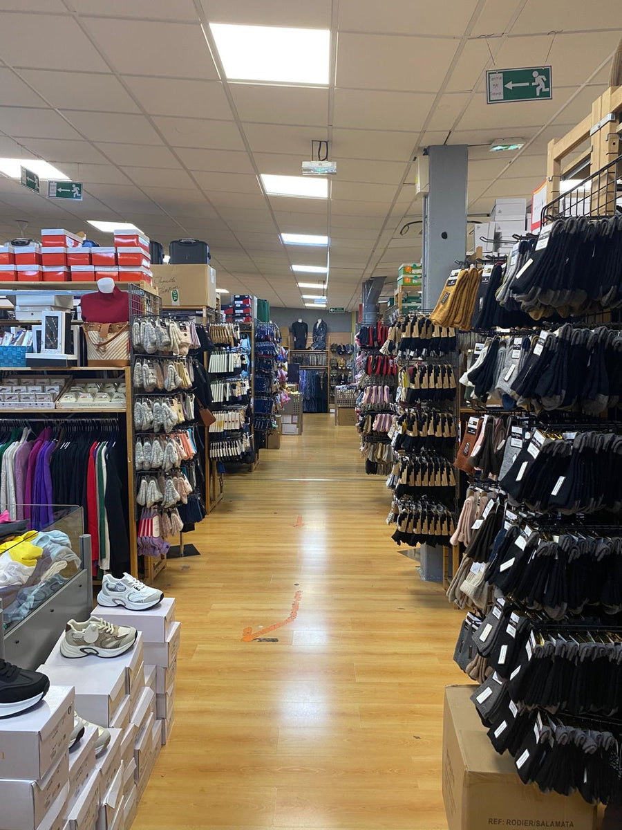 Magasin Au Fil des Marques de Puilboreau : allée chaussures et sous-vêtements