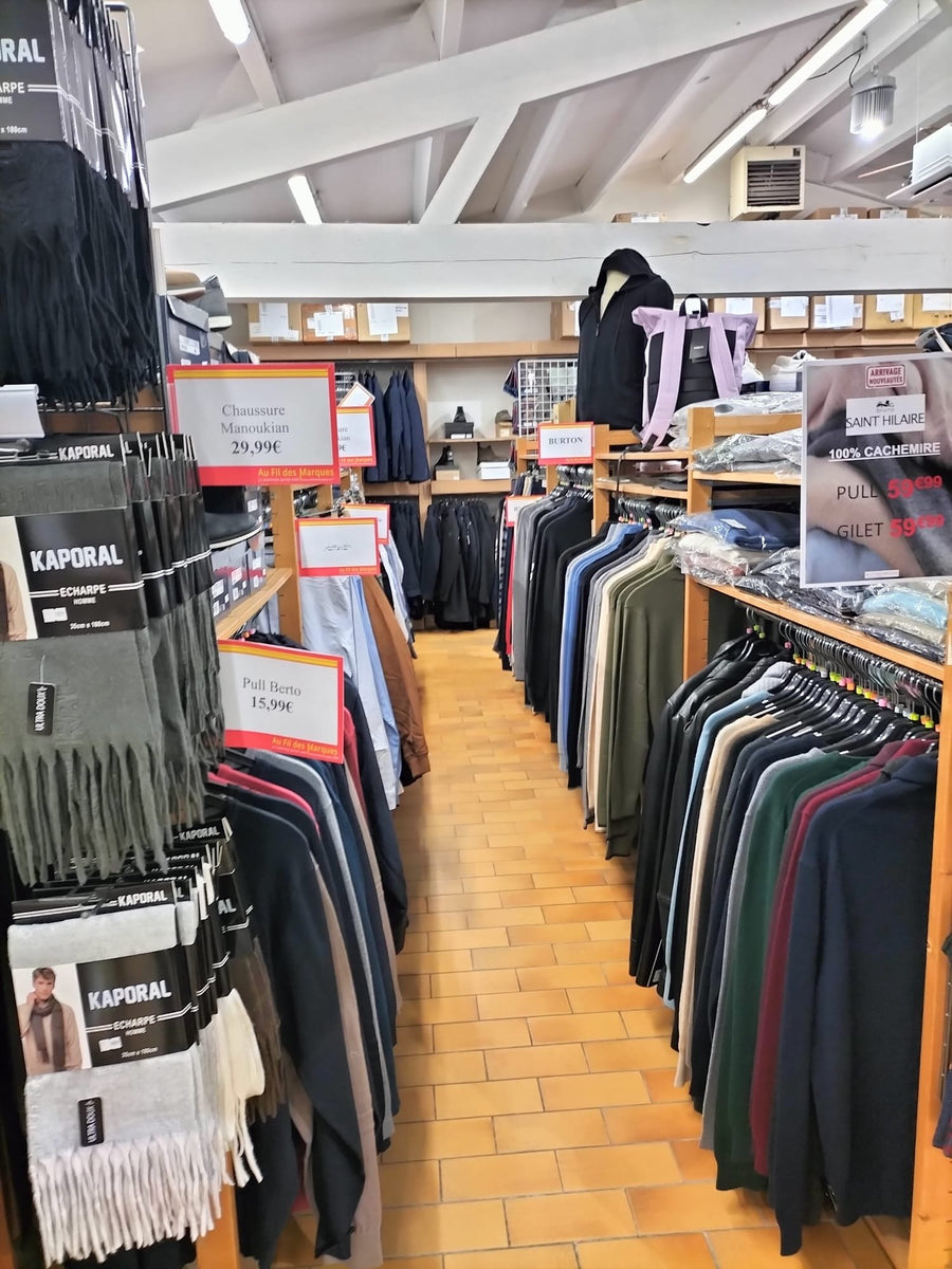 Magasin Au Fil des Marques de Saint-Martin-de-Ré : allée des pulls et vestes homme
