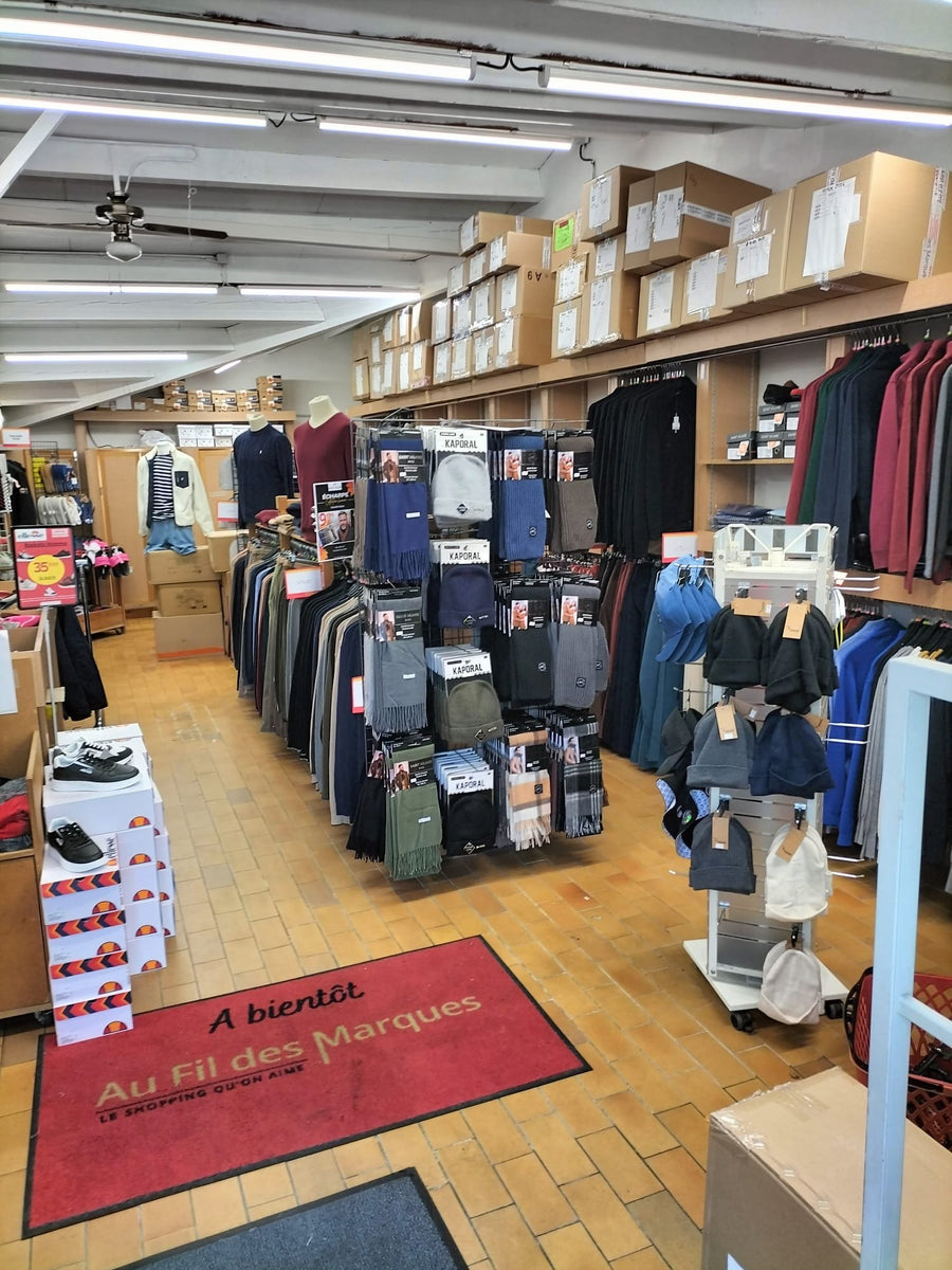 Magasin Au Fil des Marques de Saint-Martin-de-Ré : entrée et rayon homme