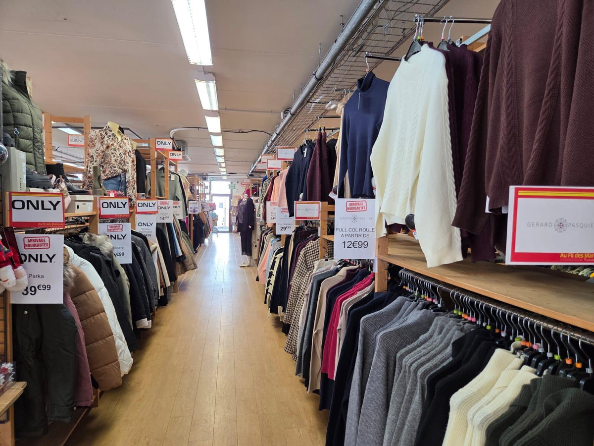 Magasin Au Fil des Marques de Sallanches : allée du rayon femme
