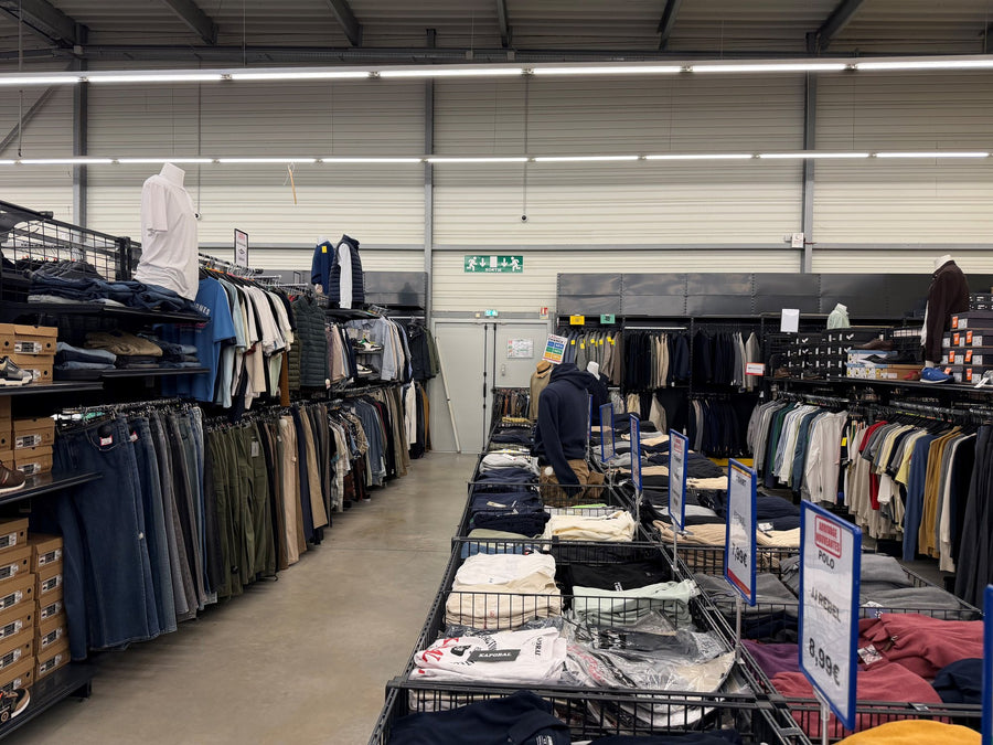 Magasin Au Fil des Marques de Vaux-sur-Mer : allée du rayon homme