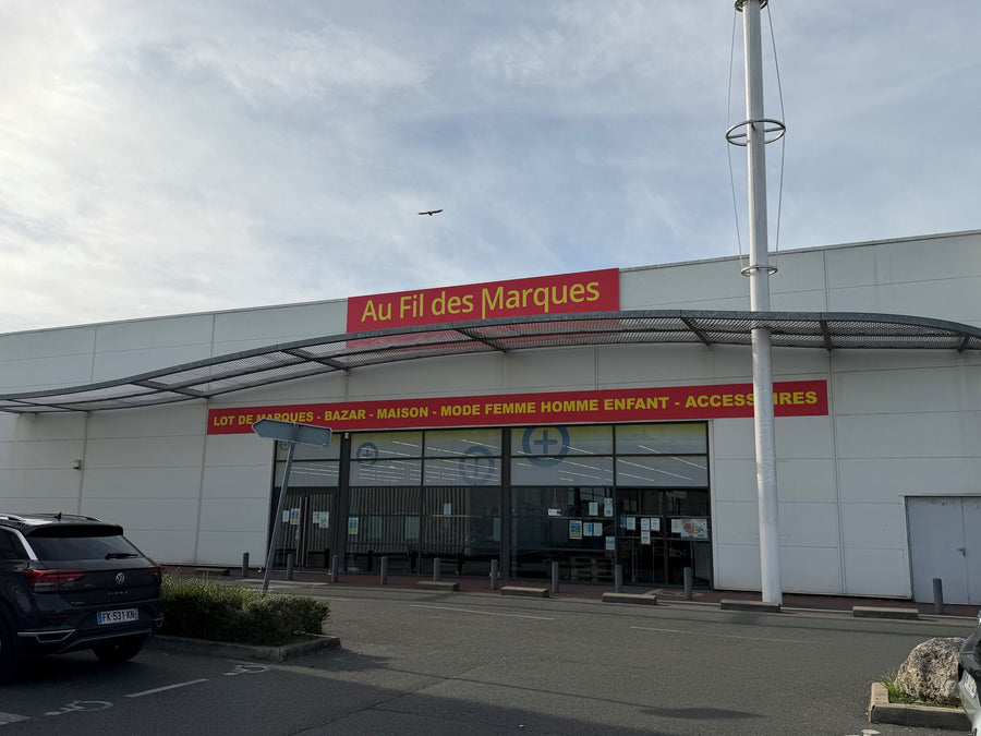Magasin Au Fil des Marques de Vaux-sur-Mer : façade et parking