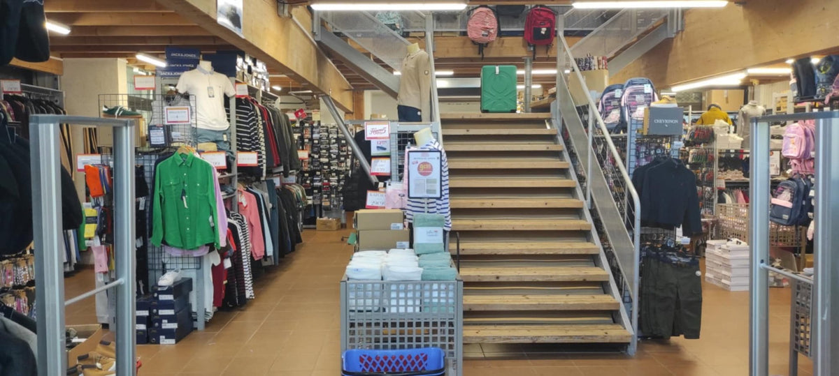 Magasin Au Fil des Marques Homme du Grand-Village-Plage : escalier et rayons
