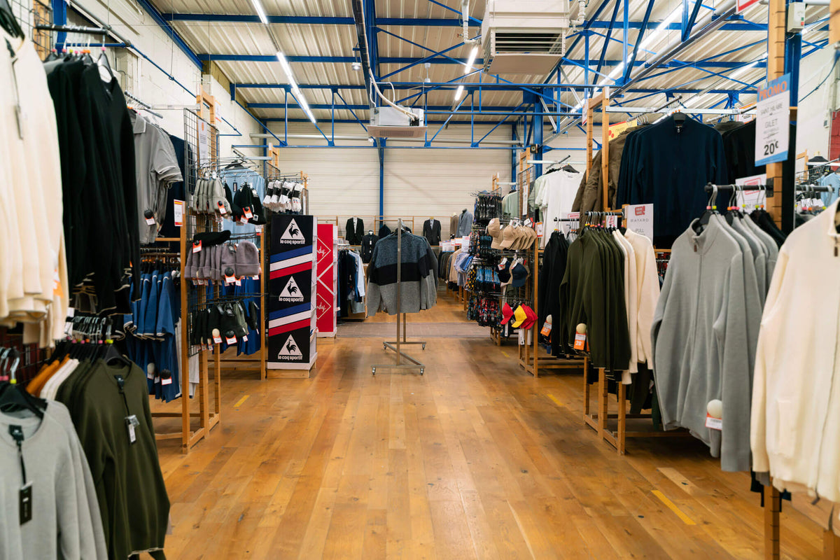 Magasin Au Fil des Marques : rayon homme avec pulls, gilets et casquettes
