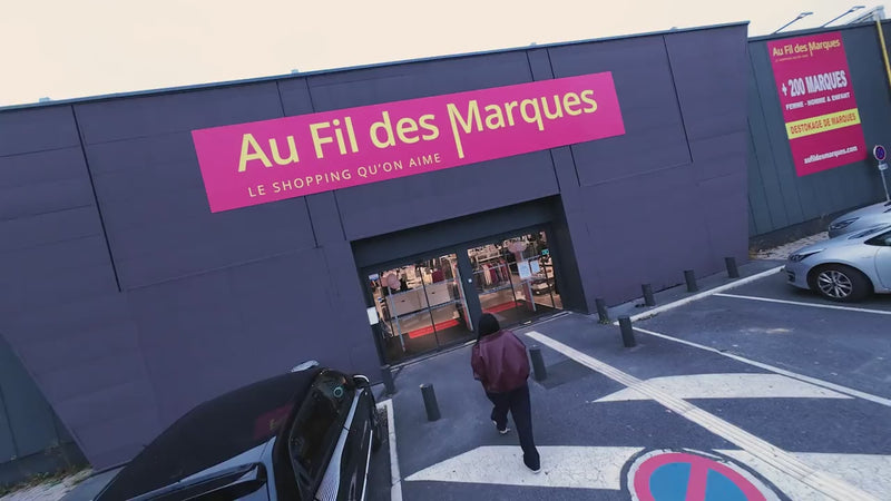 Visite d’un magasin Au Fil des Marques : une cliente entre, puis les rayons femme, homme et accessoires défilent